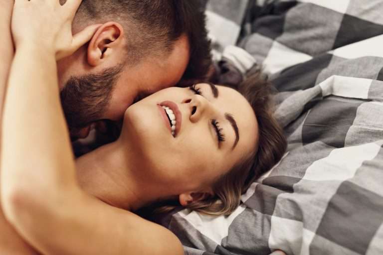 Mann und Frau beim Casual Date im Hotel